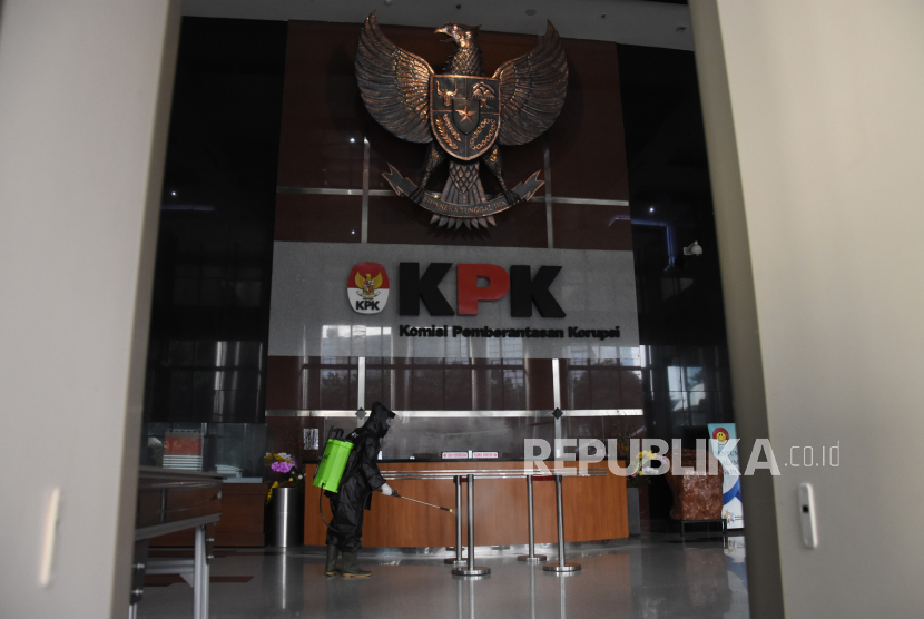 Petugas menyemprotkan cairan desinfektan di Gedung KPK, Jakarta, Jumat (5/6/2020). Penyemprotan desinfektan tersebut guna mencegah penyebaran COVID-19 menjelang diberlakukannya tatanan normal baru