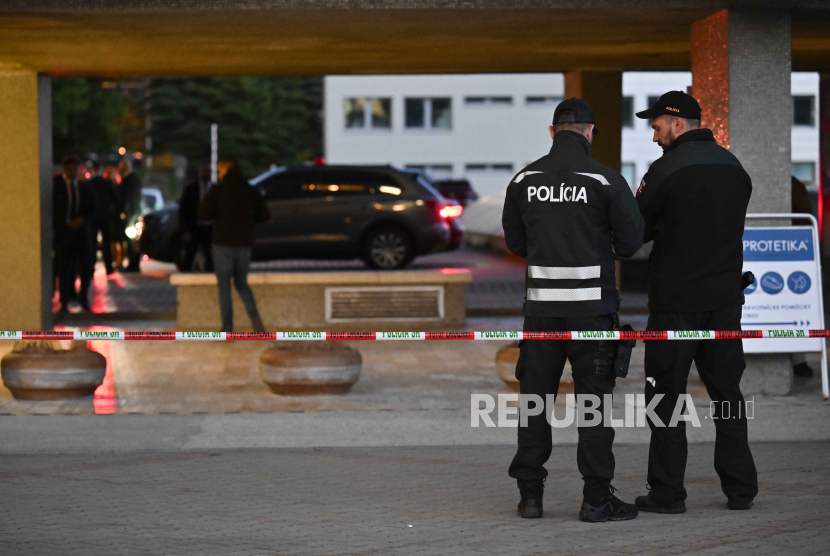 Garis polisi dipasang di luar pintu masuk Rumah Sakit Universitas FD Roosevelt, tempat Perdana Menteri Slovakia Robert Fico, yang tertembak dan terluka, dirawat di Banska Bystrica, Slovakia. 