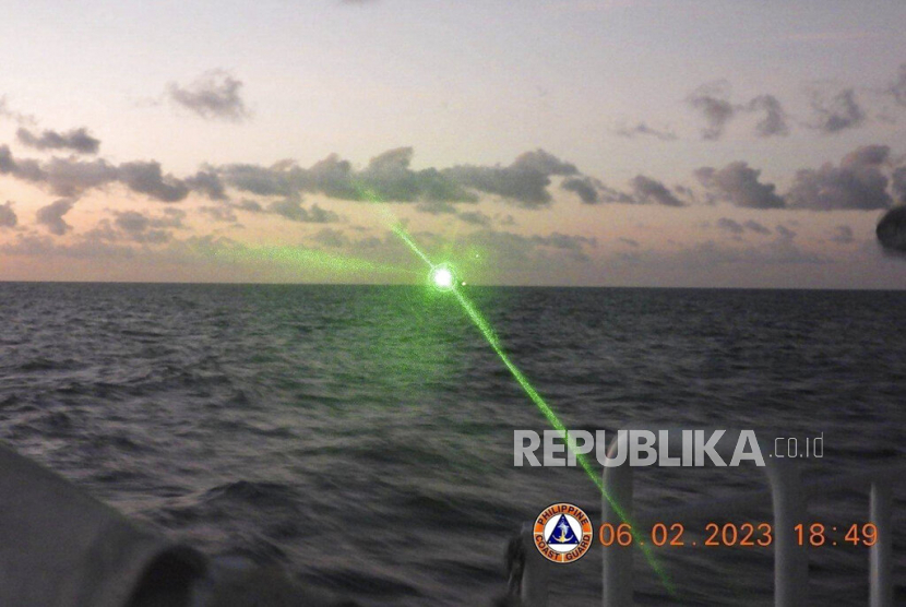  Foto yang disediakan oleh Penjaga Pantai Filipina ini menunjukkan sinar laser hijau tingkat militer dari kapal penjaga pantai China di Laut China Selatan yang disengketakan, Senin, 6 Februari 2023. 