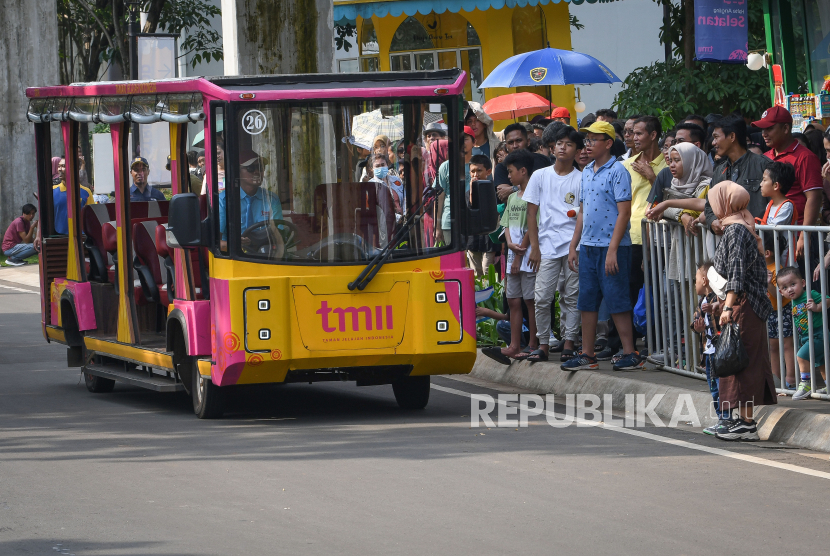 Sejumlah wisatawan mengantre menaiki kendaraan pengantar ke anjungan-anjungan provinsi dan museum di Taman Mini Indonesia Indah (TMII), Jakarta Timur, Kamis (11/4/2024). 