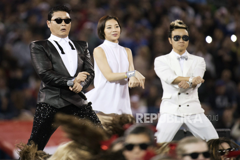 Musisi Korea Selatan, Psy, melakukan tarian Gangnam Style. Pembahasan tentang patung Gangnam Style menjadi perbincangan di media sosial. (ilustrasi).
