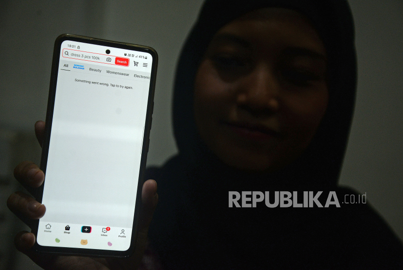 Seseorang menunjukan fitur TikTok Shop yang resmi ditutup. Kementerian Perdagangan RI menyebutkan sebenarnya Tiktok Shop tidak ditutup tapi dalam proses penataan kembali.