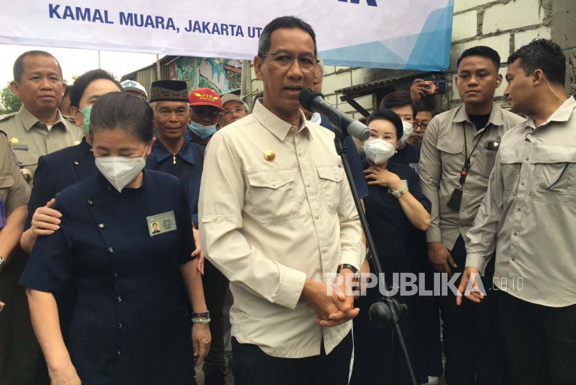Penjabat (Pj) Gubernur DKI Jakarta, Heru Budi Hartono memberikan keterangan kepada wartawan di Kamal Muara, Kecamatan Penjaringan, Jakarta Utara pada Selasa (28/3/2023).