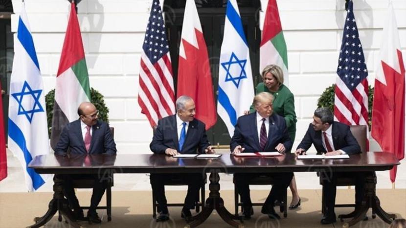 Menteri Luar Negeri Israel Yair Lapid dan Menteri Luar Negeri Emirat Sheikh Abdullah bin Zayed Al Nahyan menandatangani perjanjian Selasa malam (29/6) tentang kerja sama ekonomi dan perdagangan antara kedua negara.