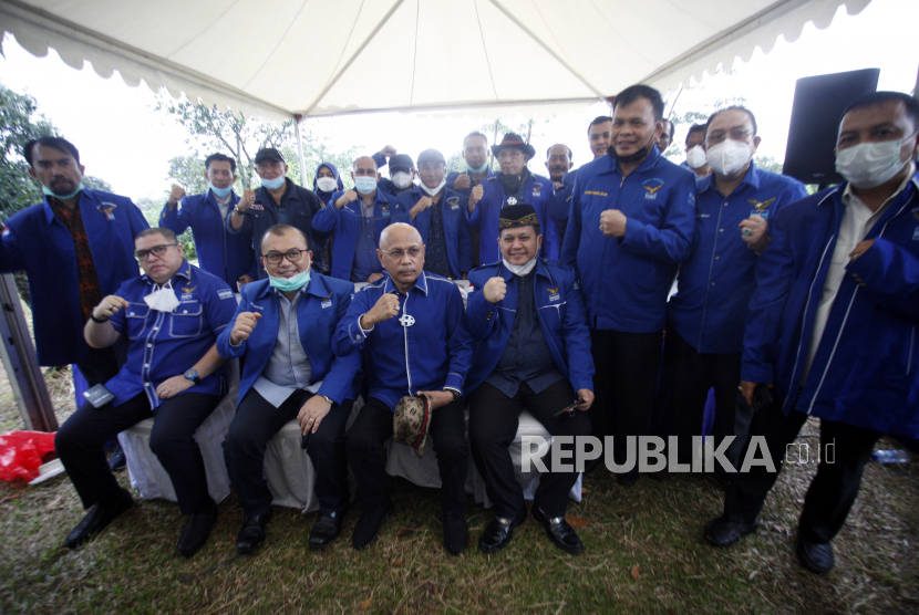 Pengurus Partai Demokrat versi Kongres Luar Biasa (KLB) berfoto bersama usai melakukan konferensi pers di kawasan Wisma Atlet Hambalang, Kabupaten Bogor, Jawa Barat, Kamis (25/3/2021). Dalam konferensi pers tersebut dibahas tentang situasi terkini Partai Demokrat versi KLB. 