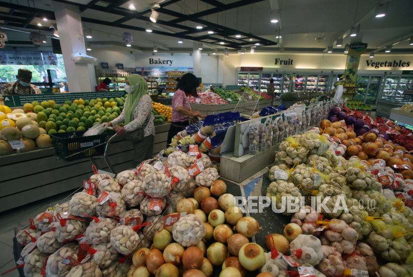 Pengunjung berbelanja kebutuhan pokok di HERO Supermarket Bintaro, Tangerang Selatan, Banten. ilustrasi