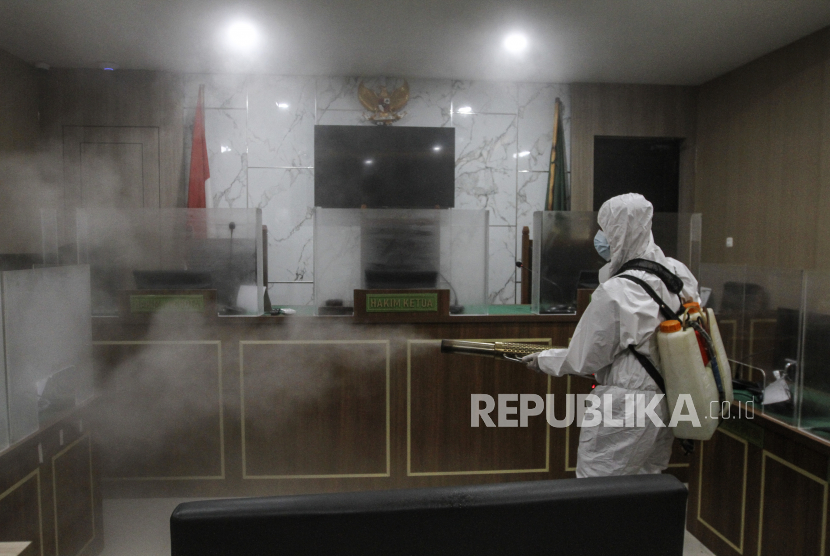 Petugas Damkar menyemprotkan cairan disinfektan di ruang sidang Pengadilan Negeri Depok, Jawa Barat (ilustrasi)
