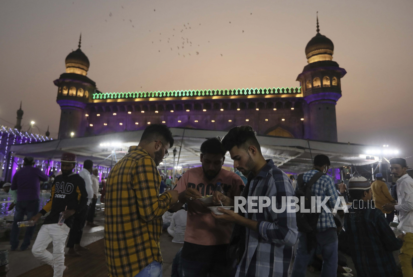 Muslim berbuka puasa pada hari pertama bulan suci Ramadhan di Masjid Mekah di Hyderabad, India, Ahad 3 April 2021. 