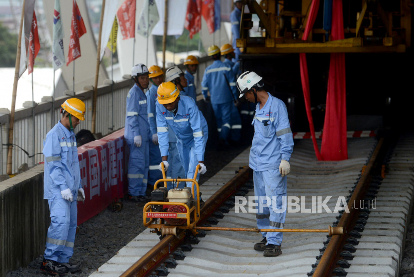 Pekerja melakukan pemasangan rel Kereta Api Cepat Jakarta Bandung (KCJB) di Stasiun Halim, Jakarta.