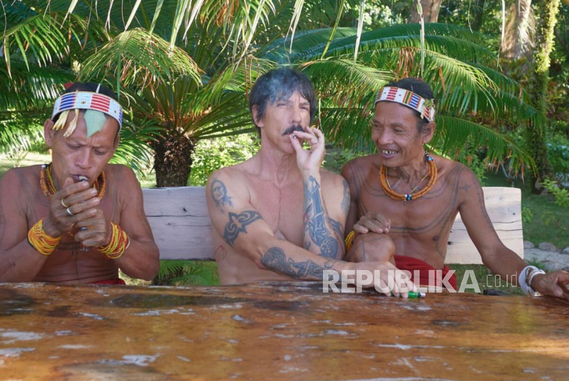 Vokalis band rock Red Hot Chili Peppers Anthony Kiedis, melakukan ritual tembakau dengan dua Sikerei di Kepulauan Mentawai, Provinsi Sumatera Barat.