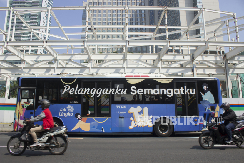 Bus TransJakarta melintas di dekat proyek revitalisasi Halte TransJakarta Bundaran Hotel Indonesia di Jakarta, Senin (18/7/2022). Wakil Gubernur DKI Jakarta Ahmad Riza Patria menegaskan, 