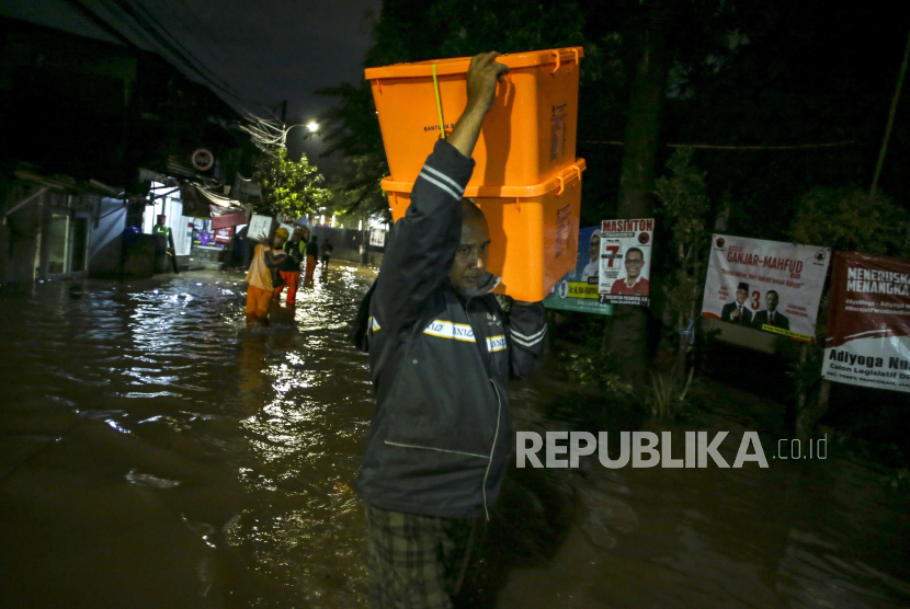 Petugas membawa logistik untuk warga yang terkena banjir di kawasan Cilandak, Jakarta, Ahad (7/1/2024) malam. Banjir yang menggenangi permukiman warga tersebut disebabkan oleh tingginya curah hujan. Data BPBD, setidaknya 7 Kelurahan dan 18 RT di Cilandak terendam banjir.
