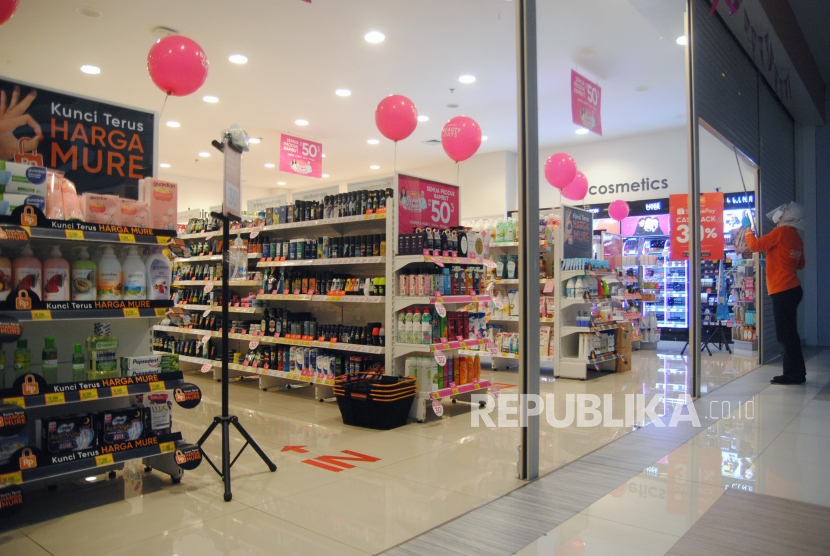 Karyawan membuka toko kosmetik dan obat saat penutupan pusat perbelanjaan di Boxies123 Mall, Tajur, Kota Bogor, Jawa Barat, Sabtu (3/7). Indeks Keyakinan Konsumen (IKK) Bank Indonesia bulan Oktober 2021 kembali naik ke level optimis 113,4 poin dari September 95,5 poin. 