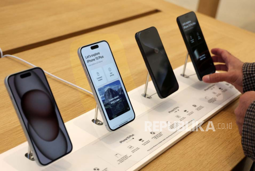 Deretan iPhone dipamerkan di gerai Apple di London, Inggris.