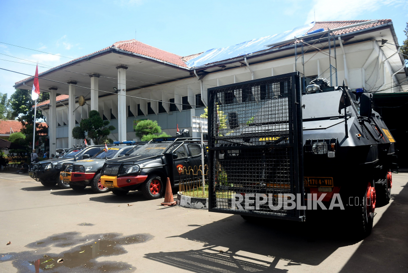  Kendaraan taktis milik aparat kepolisian terparkir di halamanan Pengadilan Negeri Jakarta Selatan ketika berlangsungnya sidang praperadilan Habib Rizieq Shihab (HRS), Jakarta.