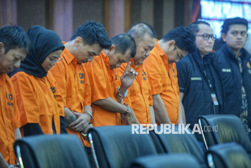 Sejumlah tersangka diperlihatkan dalam rilis kasus pengungkapan pembobolan rekening dormant (pasif) di Bareskrim Polri, Jakarta, Kamis (25/9/2025). Direktorat Tindak Pidana Ekonomi Khusus (Dittipideksus) Bareskrim Polri berhasil membongkar kasus pembobolan rekening dormant (pasif) dengan mengamankan sembilan orang tersangka dan barang bukti berupa uang tunai senilai Rp204 miliar.