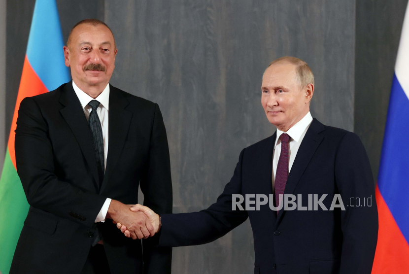  Presiden Rusia Vladimir Putin (kanan) berjabat tangan dengan Presiden Azerbaijan Ilham Aliyev. 