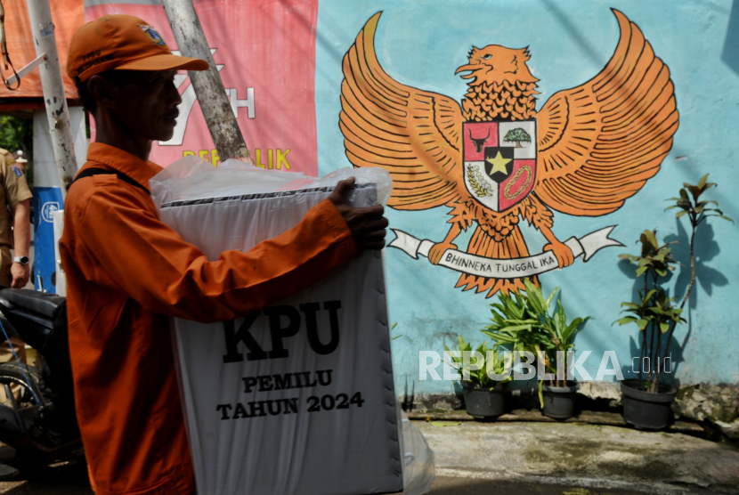 Petugas PPSU membantu petugas KPPS mendistribusikan kotak suara ke tempat pemungutan suara (TPS).
