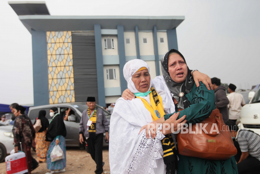 Jamaah haji berjalan didampingi keluarganya saat tiba di Asrama Haji Kota Tangerang, Banten, Rabu (5/7/2023).