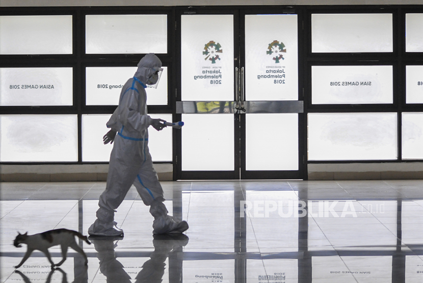 Bekasi akan Tutup Tempat Usaha tak Patuh Protokol Kesehatan. Petugas medis menggunakan APD (Alat Pelindung Diri) melintas di ruang isolasi mandiri, Stadion Patriot Chandrabhaga, Bekasi, Jawa Barat, Selasa (22/9/2020). Menurut petugas jaga sudah 12 pasien berstatus OTG (Orang tanpa Gejala) dirawat di ruang isolasi tersebut. 