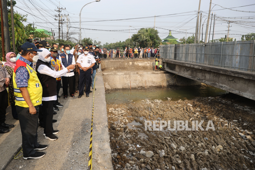 Gubernur Jawa Timur Khofifah Indar Parawansa (kedua kiri) bersama  Kepala BBPJN Jatim - Bali Achmad Subki (kiri) meninjau perbaikan Jembatan Ngaglik yang ambles di Lamongan, Jawa Timur, Jumat (1/4/2022). Perbaikan jembatan yang berada di jalan poros nasional tersebut ditargetkan selesai pada 22 April atau H-10 Lebaran. 
