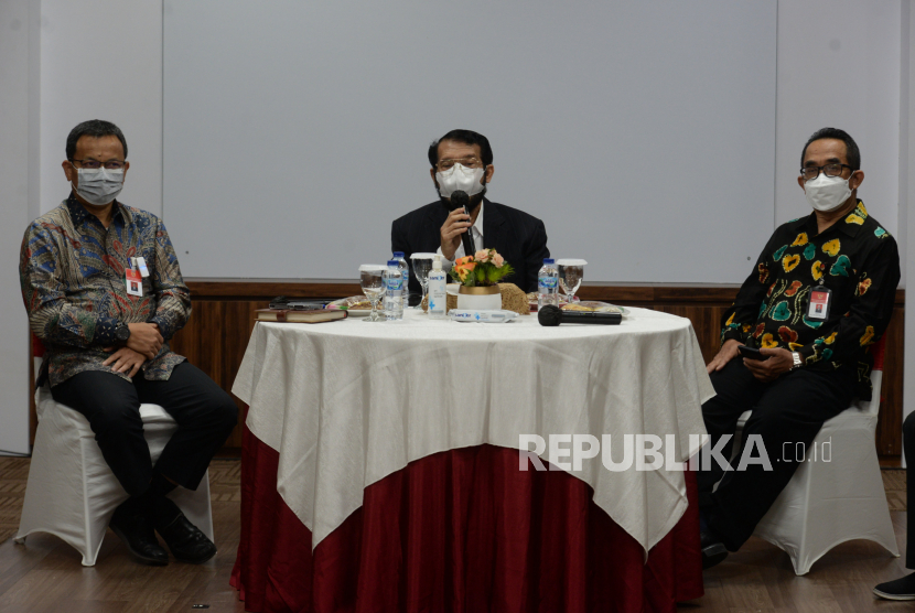 Ketua Mahkamah Konstitusi (MK) Anwar Usman (tengah) didampingi Sekjen MK M Guntur Hamzah (kiri) dan Panitera MK Muhidin (kanan) saat konferensi pers Gedung Mahkamah Konstitusi, Jakarta, Selasa (8/2/2022). Konferensi pers tersebut membahas tentang persiapan Sidang Pleno Khusus Laporan Tahunan MK tahun 2021, sekaligus membahas rencana kegiatan Kongres Ke-5 The World Conference on Constitutional Justice (WCCJ) dengan tuan rumah Mahkamah Konstitusi Republik Indonesia yang akan berlangsung pada 4 hingga 8 Oktober 2022 mendatang. Republika/Thoudy Badai