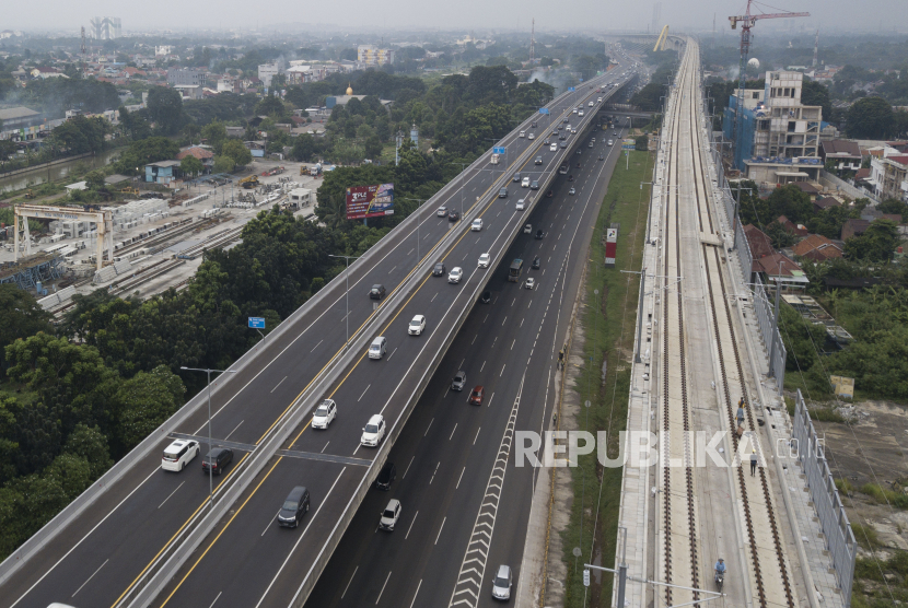 Foto udara sejumlah kendaraan melintas di Tol Jakarta-Cikampek dan Jalan Tol Layang MBZ di Tambun, Kabupaten Bekasi, Jawa Barat.