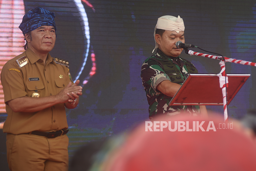 Kepala Staf TNI Angkatan Darat (KSAD) Jenderal TNI Dudung Abdurahman (kanan). 