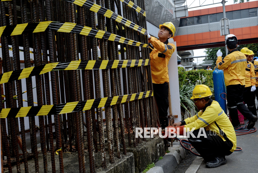 Mangkrak Dua Dekade, Tiang Monorel di Jalan H.R. Rasuna Said Akhirnya Dibongkar
