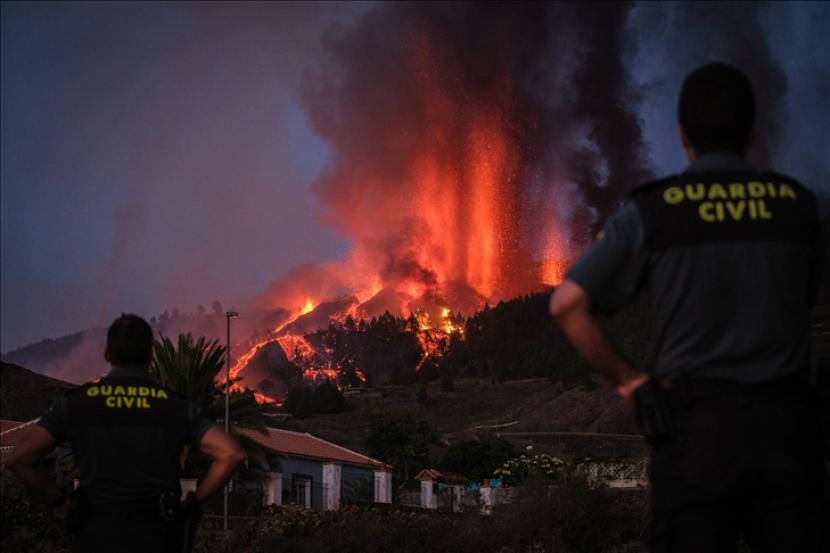 Gunung berapi di Pulau La Palma, Spanyol, meletus pada Ahad (19/9), menyemburkan lahar, asap, dan abu, serta menyebabkan ribuan penduduk mengungsi.