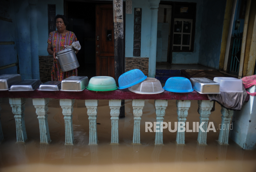 Warga terdampak banjir di Kota Solok, Sumatera Barat, mulai kesulitan air bersih (Foto: ilustrasi)