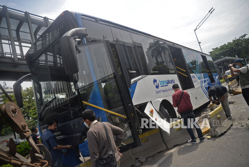 Bus Transjakarta mengalami kecelakaan dengan menabrak separator di Jalan Jenderal Sudirman, Jakarta, Jumat (3/12).