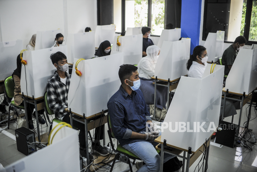Sejumlah peserta menunggu waktu pelaksanaan Ujian Tulis Berbasis Komputer Seleksi Bersama Masuk Perguruan Tinggi Negeri (UTBK SBMPTN) di Universitas Negeri Jakarta (UNJ), Jakarta, Selasa (17/5/2022). UTBK-SNBT 2023 akan berlangsung pada periode 8-14 Mei, disusul gelombang kedua pada 22-28 Mei 2023.
