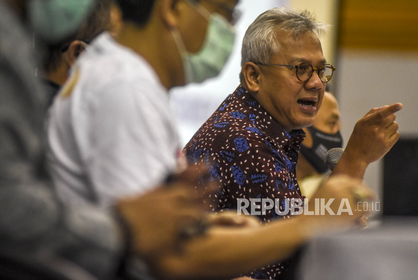 Ketua KPU RI Arief Budiman (kanan). Dewan Kehormatan Penyelenggara Pemilu (DKPP) menjatuhkan sanksi terhadap Arief Budiman yakni pemberhentian dari jabatan Ketua KPU RI. 