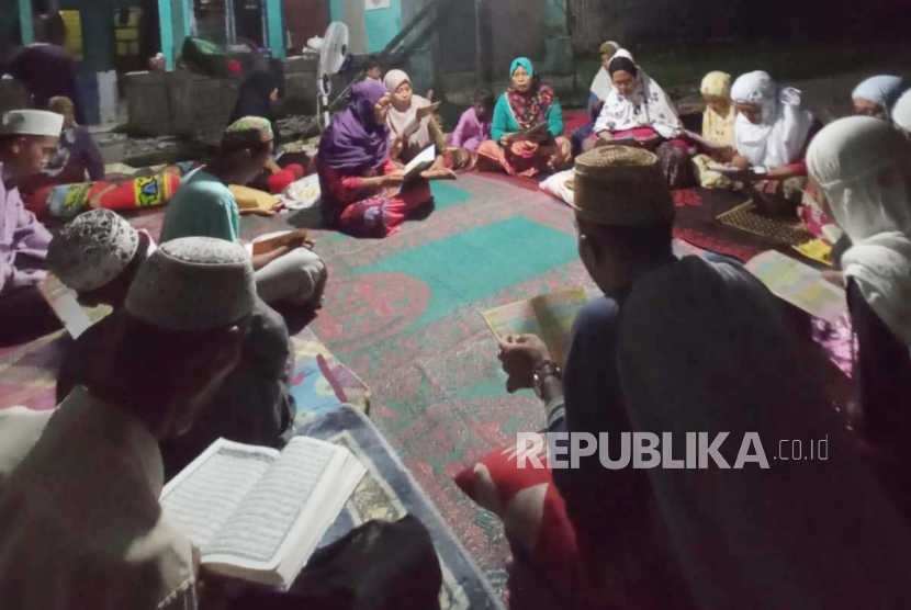 Setelah diguncang gempa bumi pada Jumat (22/3/2024), Warga Bawean melakukan kegiatan ibadah di luar rumah atau masjid. 