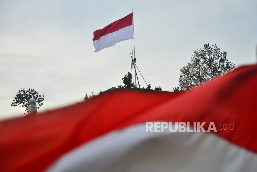 Berkibarnya bendera merah-putih (ilustrasi).