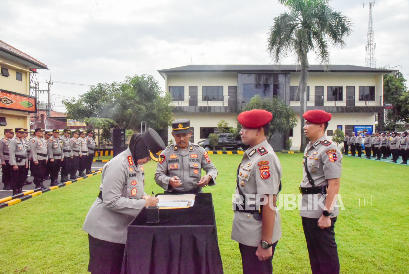 Kapolresta Cirebon, Kombes Pol Sumarni, memimpin upacara serah terima jabatan (sertijab) Kasat Reskrim, Sabtu (20/1/2024). 