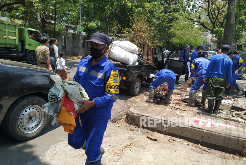 Sejumlah petugas gorong-gorong dan kebersihan (Gober) membersihkan sampah di Jalan Suryani, Kota Bandung, yang baru ditinggalkan para PKL, Kamis (20/10). 
