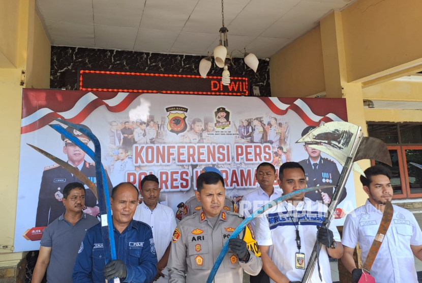 Kapolres Indramayu, AKBP Ari Setyawan Wibowo, menunjukkan sejumlah senjata tajam yang diamankan dari pelaku tawuran, dalam konferensi pers di Mapolres Indramayu, Senin (9/9/2024). 