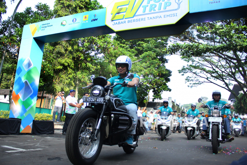 Gubernur Jawa Barat Ridwan Kamil menaiki sepeda motor listrik.