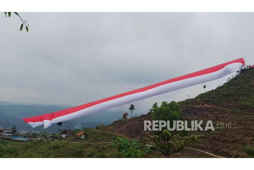 Pengibaran bendera merah putih di Bukit Panyangrayan, Desa Sukapura, Kecamatan Sukaraja, Kabupaten Tasikmalaya, Sabtu (19/8/2023).