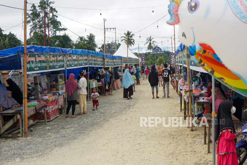 Warga mengunjungi Kampung Ramadhan Arsopura di Skanto, Keerom, Papua, Senin (27/3/2023). Kampung Ramadhan Arsopura yang ditempati sekitar 36 pedagang makanan dan minuman untuk berbuka puasa tersebut menjadi tempat untuk ngabuburit warga.  