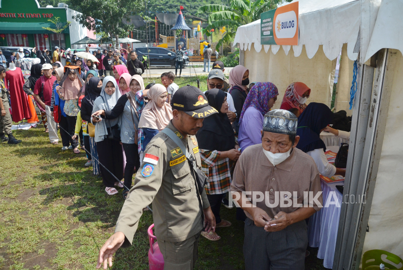 Antran panjang warga saat Operasi Pasar Beras Medium SPHP dan Pasar Murah, yang digelar Dinas Perdagangan dan Perindustrian (Disdagin) Kota Bandung, di Pasar Kreatif Jawa Barat, Jalan Pahlawan, Kota Bandung, Selasa (20/2/2024). Kegiatan tersebut sebagai upaya Pemkot Bandung untuk mengendalikan inflasi, khususnya harga beras yang saat ini sedang tinggi. Dalam operasi pasar itu beras dijual Rp 53 ribu per lima kilogram.