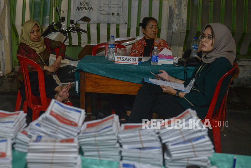 Anggota KPPS melakukan penghitungan surat suara yang berlangsung hingga malam hari di Tempat Pemungutan Suara (TPS) 030 Duren Tiga, Jakarta Selatan, Rabu (14/2/2024). 