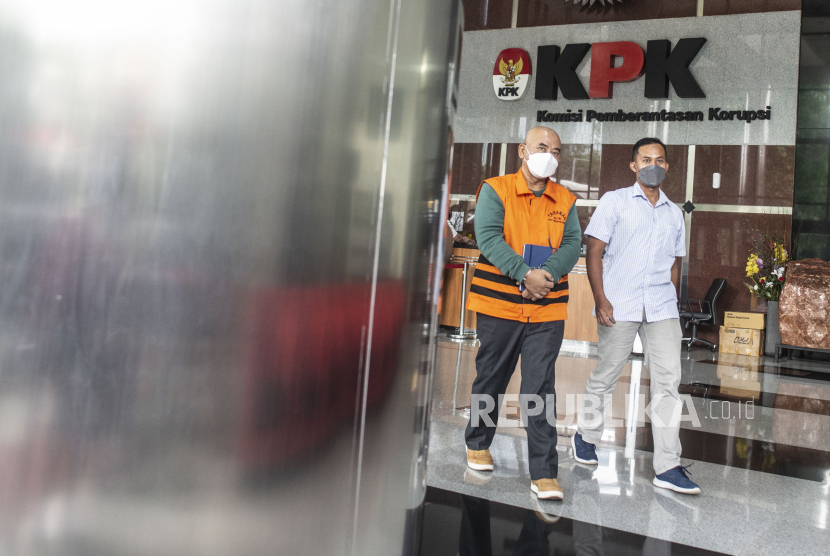 Wali Kota Bekasi nonaktif Rahmat Effendi (kiri) berjalan keluar usai menjalani pemeriksaan di Gedung KPK, Jakarta, Kamis (17/2/2022). KPK menduga Rahmat Effendi telah menunjuk pemenang proyek di Kota Bekasi sebelum lelang dilaksanakan.
