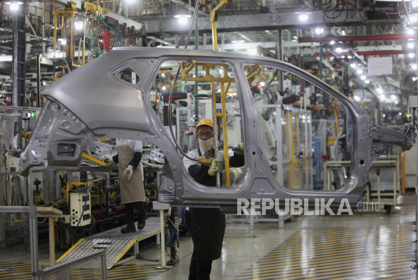 Pekerja mengecek rangka mobil Toyota Yaris Cross yang akan dirakit di pabrik PT Toyota Motor Manufacturing Indonesia (TMMIN), Karawang, Jawa Barat, Senin (7/8/2023). 