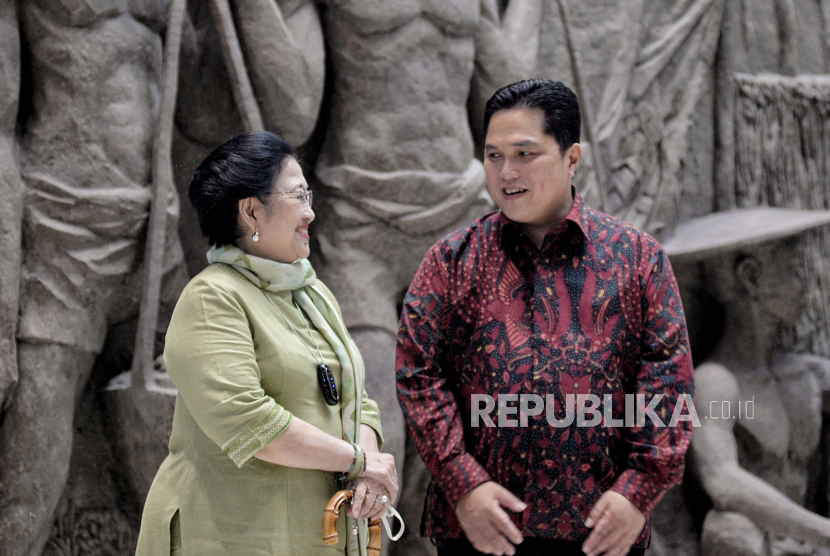Presiden Ke-5 RI yang juga Ketum PDI Perjuangan Megawati Soekarnoputri (kiri) berbincang bersama Menteri BUMN Erick Thohir (kanan) saat melihat relief di Gedung Sarinah, Jakarta, Senin (13/6/2022). Dalam kunjungan tersebut, Megawati Soekarnoputri mengunjungi ruang Ir. Soekarno yang saat ini digunakan sebagai galeri seni di lantai 6 serta lokasi penemuan relief di lantai dasar dari pusat perbelanjaan pertama di Indonesia tersebut. Republika/Thoudy Badai