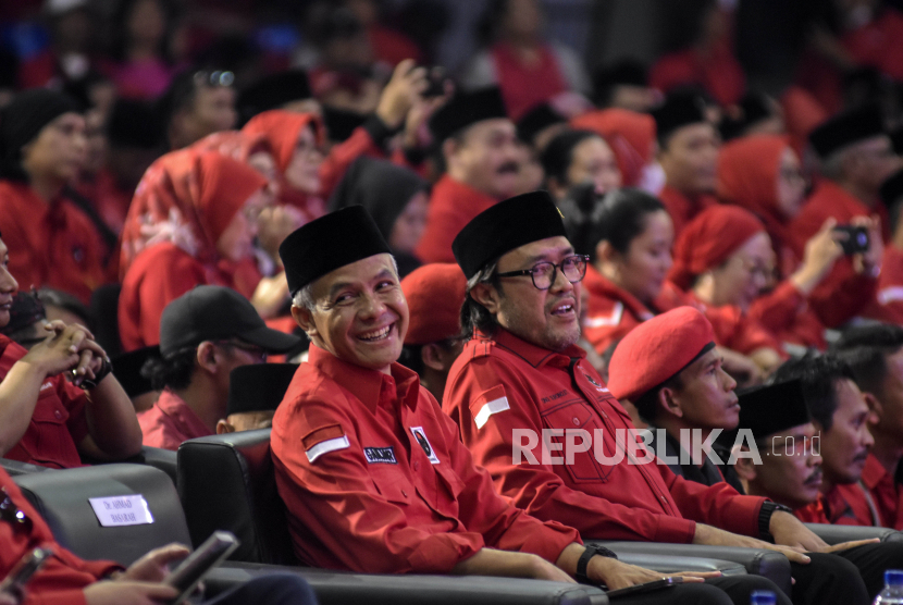 Calon presiden dari PDI Perjuangan Ganjar Pranowo (kiri) didampingi Ketua DPD PDI Perjuangan Jabar Ono Surono (kanan) saat menghadiri Konsolidasi PDI Perjuangan Jawa Barat di Gedung Youth Centre Sport Arcamanik, Jalan Pacuan Kuda, Arcamanik, Kota Bandung, Ahad (14/5/2023). Kegiatan yang dihadiri oleh ribuan kader PDIP se Jawa Barat tersebut untuk mendukung pemenangan Ganjar Pranowo dalam Pilpres 2024. 