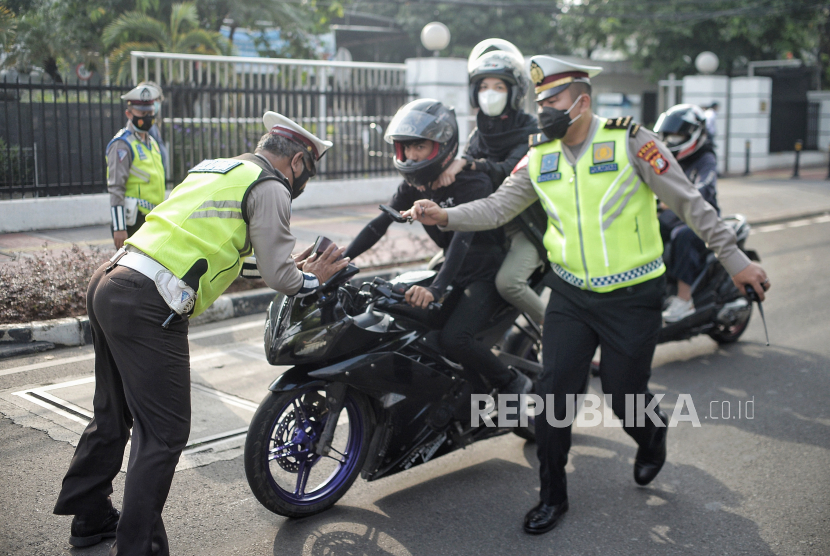 Petugas Kepolisian melakukan razia pengendara motor yang menggunakan knalpot bising di kawasan Monumen Nasional (Monas), Jakarta (ilustrasi)