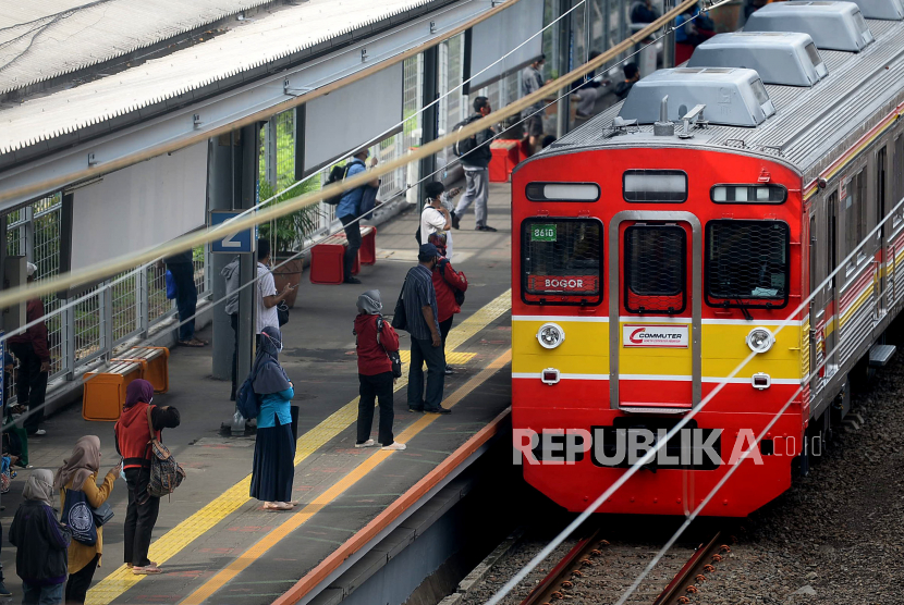 Penumpang menunggu keberangkatan KRL tujuan Bogor di Stasiun Cawang, Jakarta, Rabu (6/1). Ilustrasi